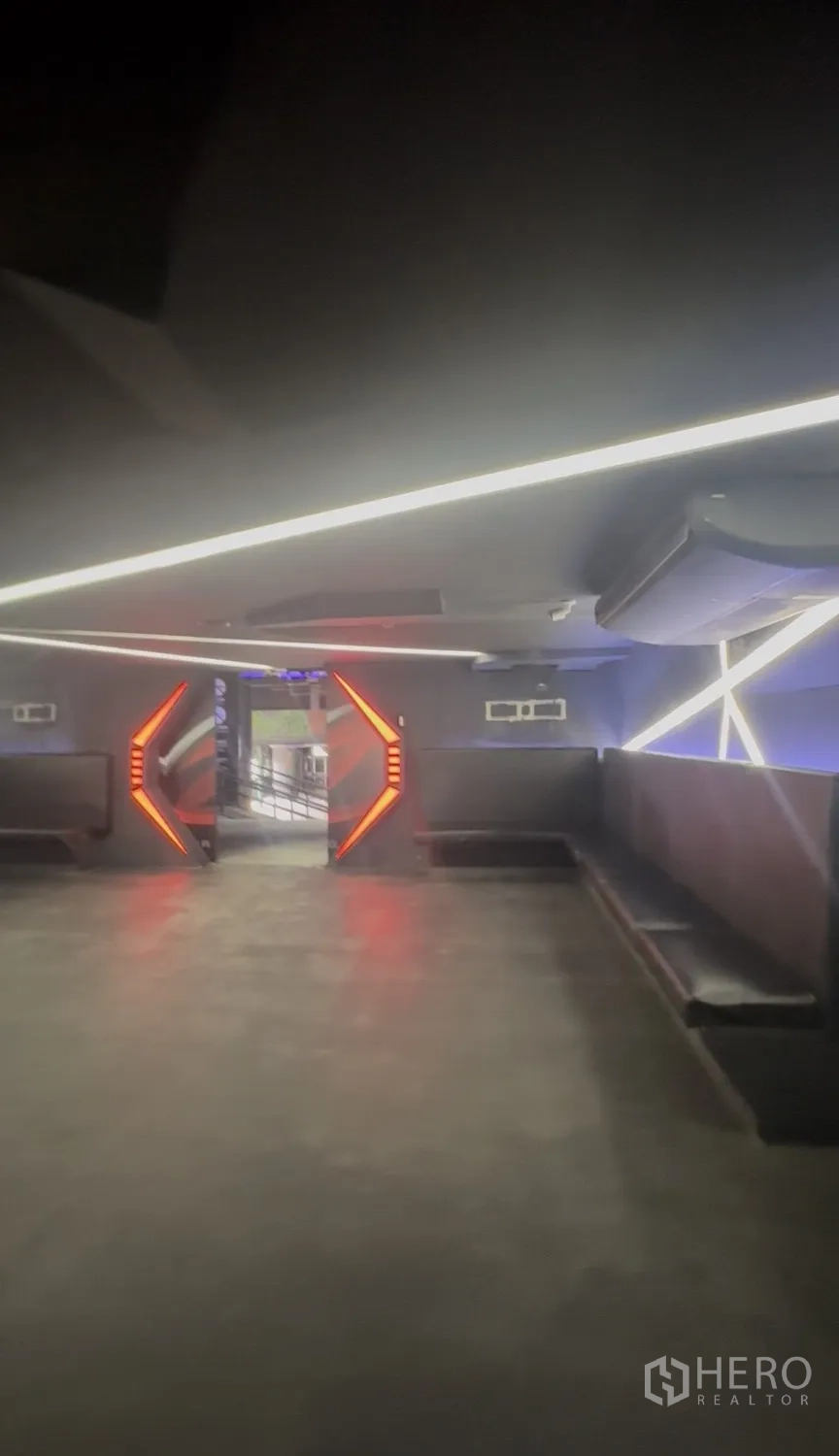 零售空间 出租在Khlong Toei, Bangkok - 现代休息区，线性LED灯与红色发光门洞。