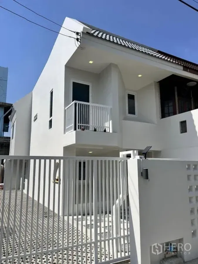 ทาวน์เฮาส์ ขายในPhra Khanong, Bangkok - หน้าบ้านทาวน์เฮ้าส์สีขาวพร้อมรั้วและระเบียงย่อยในพระโขนง