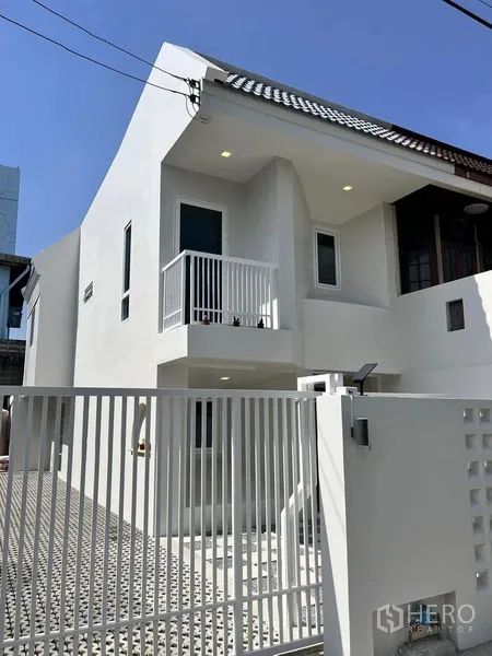 ทาวน์เฮาส์ ขายในPhra Khanong, Bangkok - หน้าบ้านทาวน์เฮ้าส์สีขาวพร้อมรั้วและระเบียงย่อยในพระโขนง