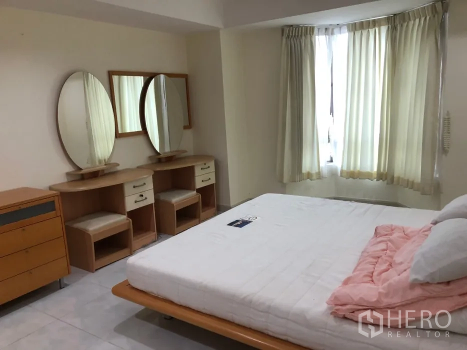 คอนโด ให้เช่าในWatthana, Bangkok - ห้องนอนมีหน้าต่างเบย์ แต่งโต๊ะเครื่องแป้งคู่ และเตียงคู่