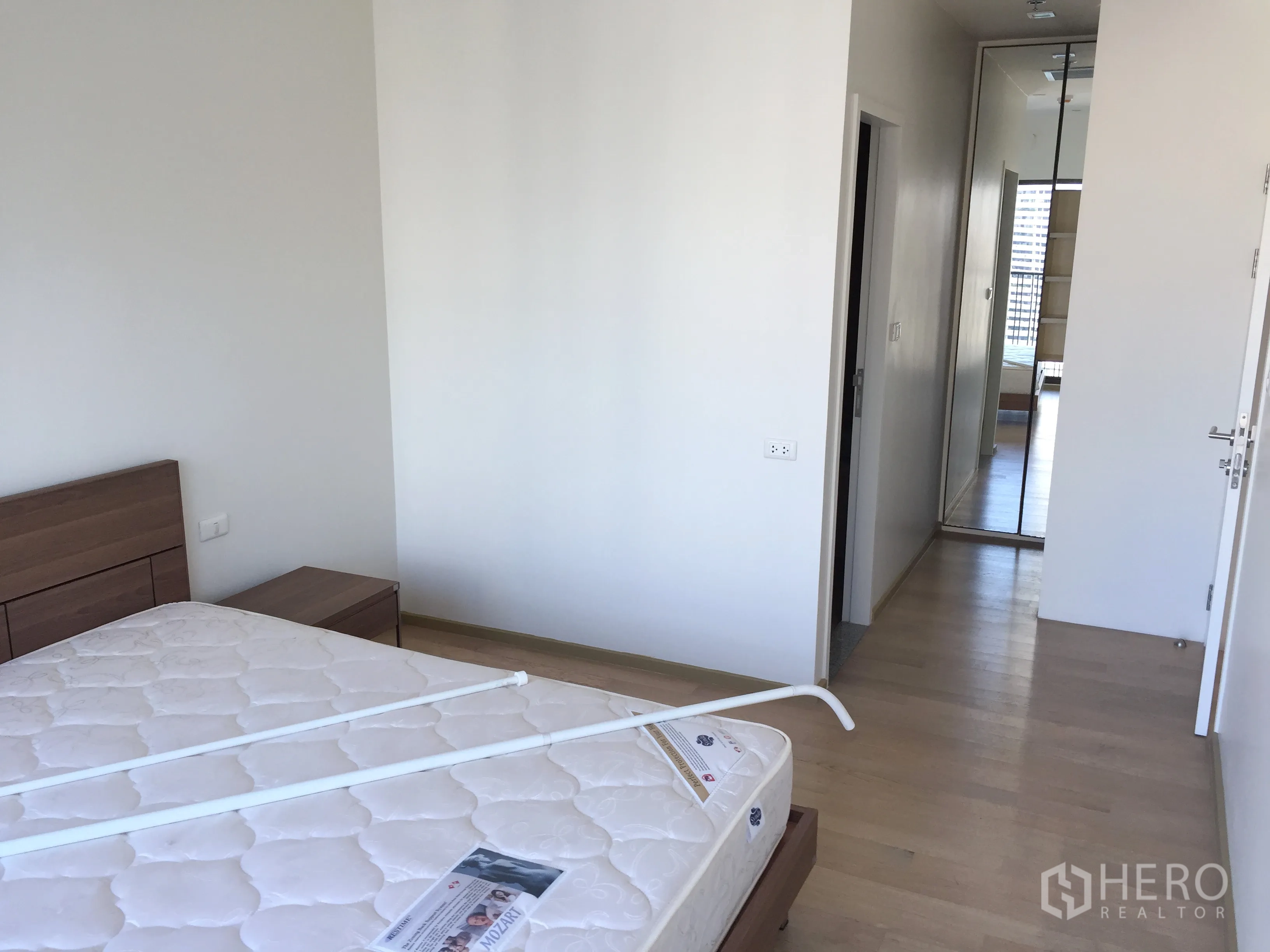 คอนโด ให้เช่าในBangkok - ห้องนอนที่สอง พื้นไม้โทนอ่อน พร้อมตู้เสื้อผ้าบานกระจกเงา