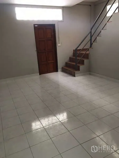 โรงงาน ให้เช่าในBang Phli, Samut Prakan - พื้นที่สำนักงานชั้นล่างปูกระเบื้อง พร้อมบันไดขึ้นชั้นบนและประตูไม้