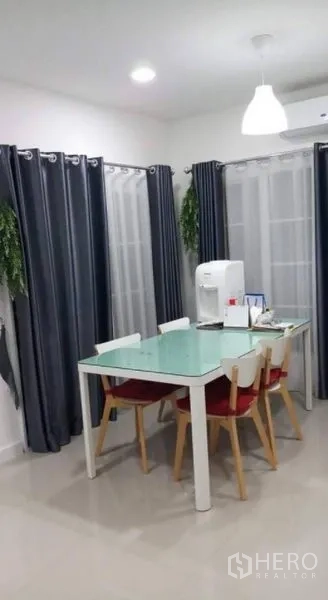 บ้าน ให้เช่าหรือขายในPrawet, Bangkok - มุมทานอาหาร โต๊ะกระจก 4 ที่นั่ง ใกล้หน้าต่างบานใหญ่พร้อมผ้าม่าน