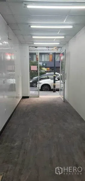 พื้นที่ขายปลีก ให้เช่าในKhlong Toei, Bangkok - ภายในร้านแบบโล่งลึก มีไฟหลอดยาวบนฝ้า มองออกสู่ประตูกระจก