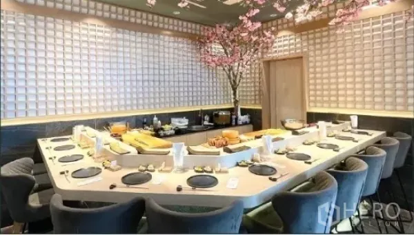 พื้นที่ขายปลีก ให้เช่า - เคาน์เตอร์ซูชิรูปตัวยูพร้อมที่นั่งในห้องอาหารสไตล์ญี่ปุ่น ผนังลายตารางและต้นซากุระตกแต่ง