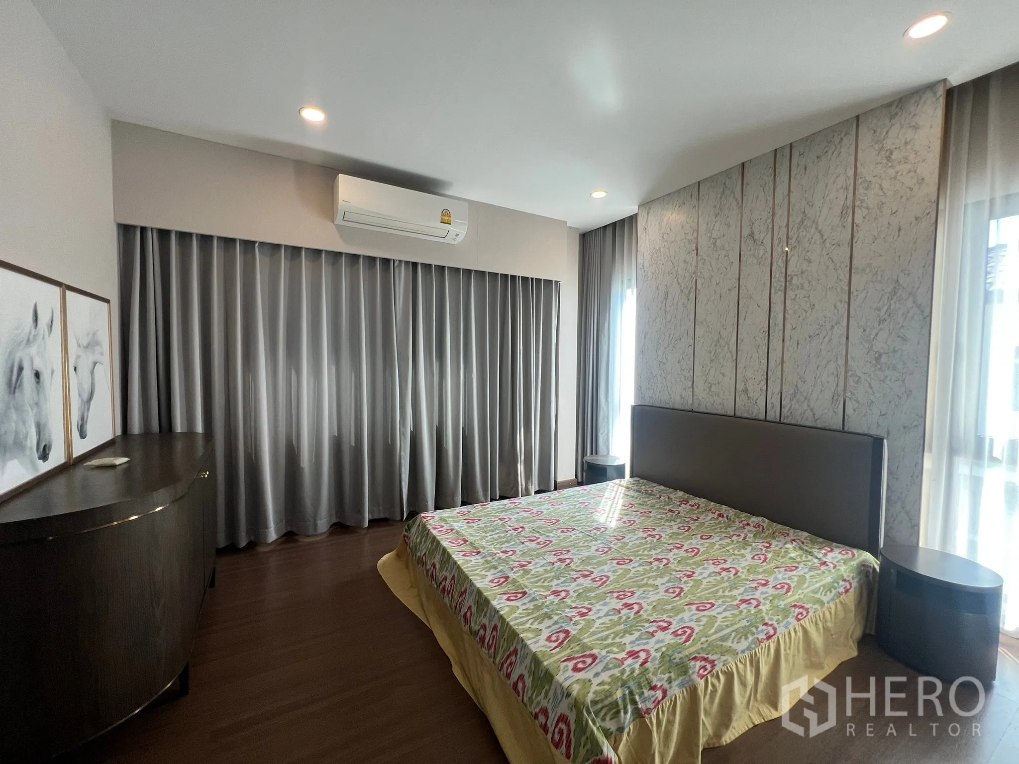 บ้าน ให้เช่าหรือขายในPrawet, Bangkok - ห้องนอนพร้อมผนังตกแต่ง หน้าต่างบานใหญ่ และเครื่องปรับอากาศ