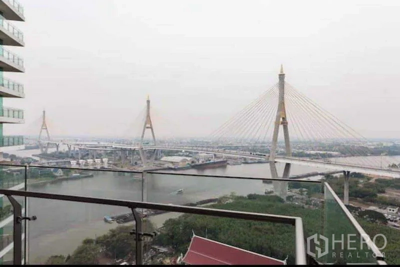 คอนโด ให้เช่าหรือขายในYan Nawa, Bangkok - ระเบียงราวกระจก มุมมองพาโนรามาแม่น้ำเจ้าพระยาและสะพานภูมิพล