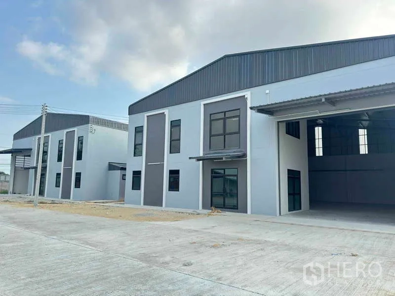 คลังสินค้า ให้เช่าในMueang Rayong, Rayong - อาคารโกดังสมัยใหม่สองหลังพร้อมลานคอนกรีตกว้าง ในอำเภอเมืองระยอง ระยอง