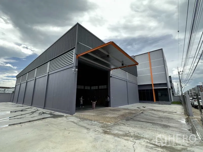 โรงงาน ให้เช่าหรือขายในLam Luk Ka, Pathum Thani - ช่องโหลดสินค้ามีหลังคาและประตูม้วนสูงของโรงงานสมัยใหม่