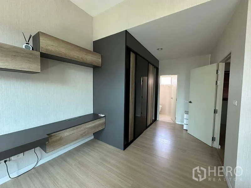 ทาวน์เฮาส์ ให้เช่าหรือขายในWang Thonglang, Bangkok - ห้องนอนพร้อมชั้นวางบิลท์อิน ตู้เสื้อผ้าใบใหญ่ และทางเข้าห้องน้ำในตัว