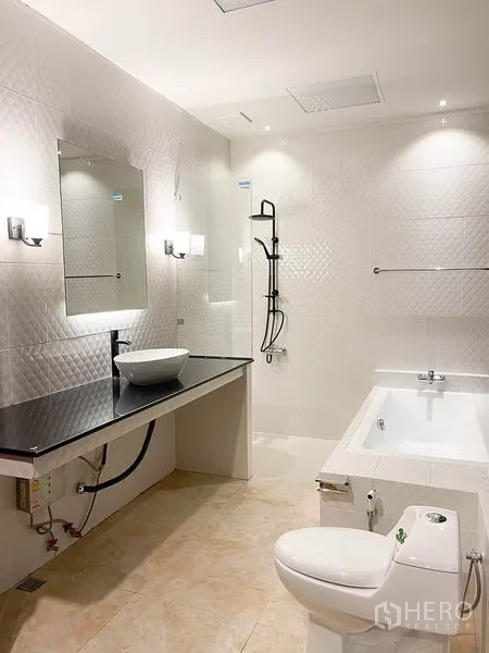ทาวน์เฮาส์ ให้เช่าในYan Nawa, Bangkok - ห้องน้ำโทนขาว โมเดิร์น พร้อมอ่างอาบน้ำ อ่างล้างหน้าแบบวางบนเคาน์เตอร์ และเรนชาวเวอร์