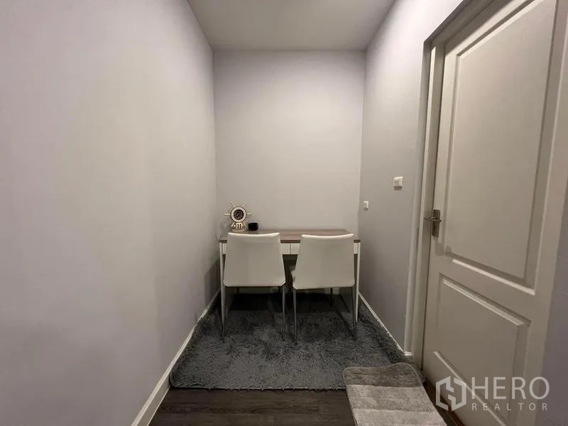 独立式住宅 出售在Bang Kruai, Nonthaburi - 小型书房角，书桌与两把椅子，铺地毯。