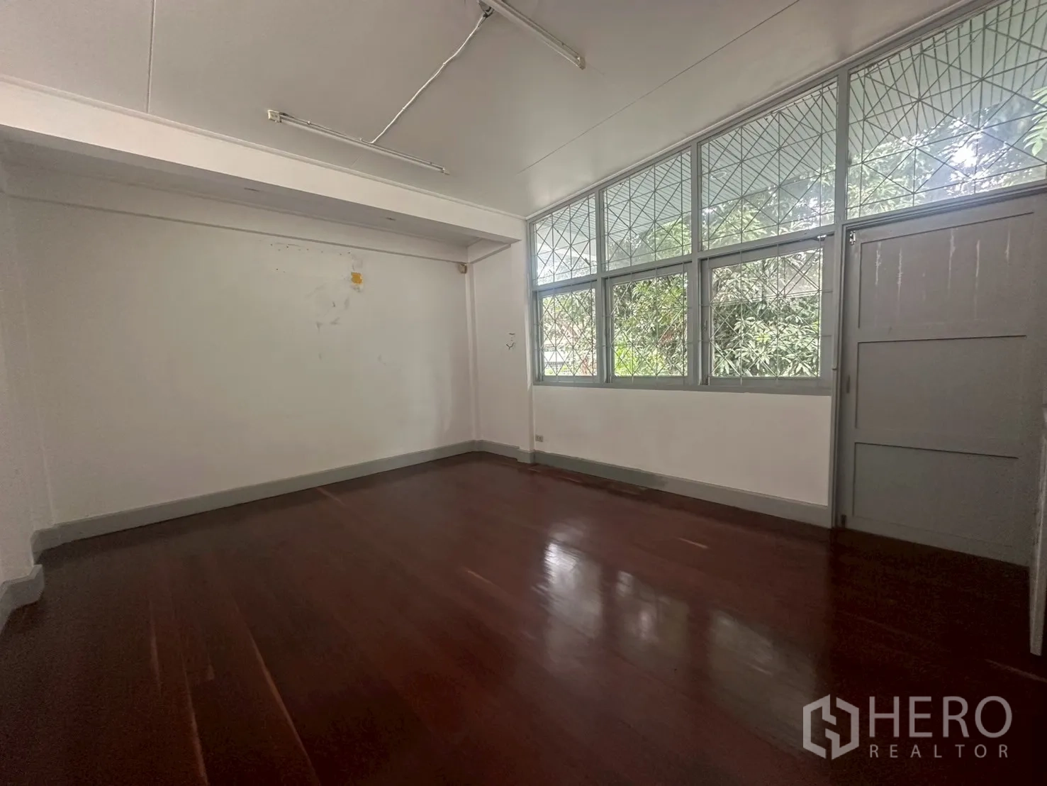 บ้าน ให้เช่าในWatthana, Bangkok - ห้องนอนหรือห้องทำงาน หน้าต่างลายเหล็กดัดบานใหญ่เห็นสวน.