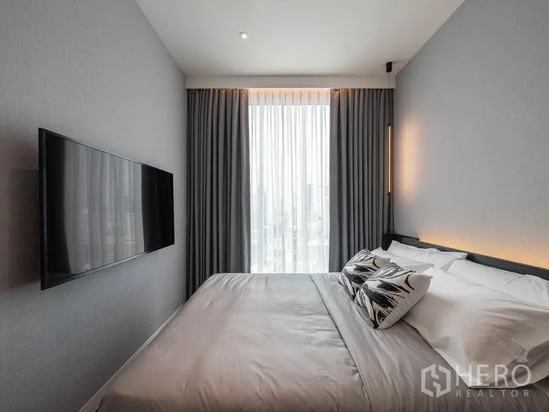 คอนโด ให้เช่าในWatthana, Bangkok - ห้องนอนหลักพร้อมทีวีติดผนัง ผ้าม่านสีเทา และหน้าต่างวิวเมือง