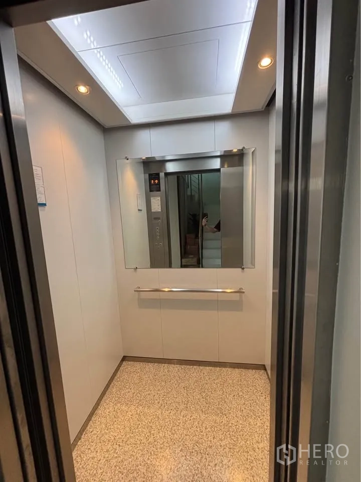 Home Office for rent or sale in Suan Luang, Bangkok - Interior of the private elevator with mirror and handrail.