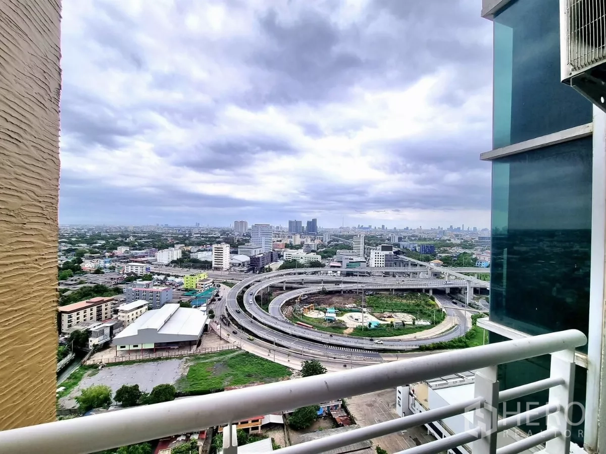 คอนโด ให้เช่าในBang Kapi, Bangkok - วิวระเบียงส่วนตัว เหนือเมืองกรุงเทพฯและจุดบรรจบมอเตอร์เวย์ศรีนครินทร์