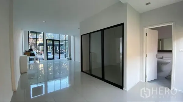 零售空间 出售在Bang Na, Bangkok - 明亮的一层零售大厅，落地玻璃门面与高光地砖。