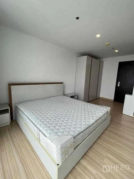 公寓 出租在Sathon, Bangkok - 宽敞卧室，双人床与衣柜