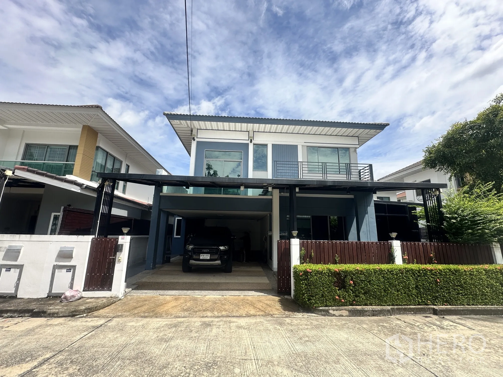 Detached House for sale in Pak Kret, Nonthaburi - Front facade of a modern detached house with balcony and driveway.
