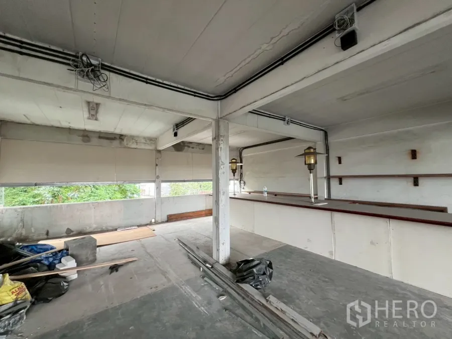 零售空间 出租在Watthana, Bangkok - 瓦塔那四层开放式零售空间，配长吧台与带状窗户，眺望绿景。