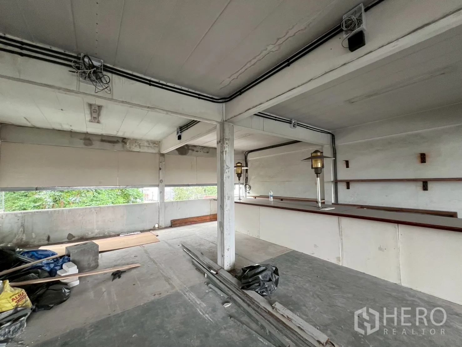 零售空间 出租在Watthana, Bangkok - 瓦塔那四层开放式零售空间，配长吧台与带状窗户，眺望绿景。