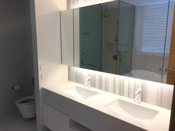Condominium for rent or sale in Watthana, Bangkok - Modern bathroom featuring a double vanity, large mirror, separate shower and bathtub.