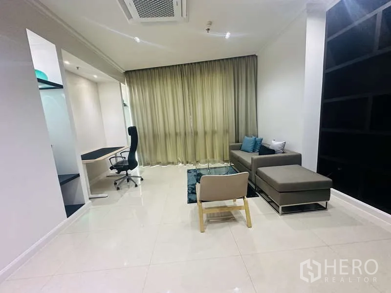 คอนโด ให้เช่าหรือขายในKhlong Toei, Bangkok - ห้องทำงานเงียบสงบ พร้อมโต๊ะบิลท์อิน เก้าอี้ทำงาน และโซฟามุม ข้างผ้าม่านทึบ