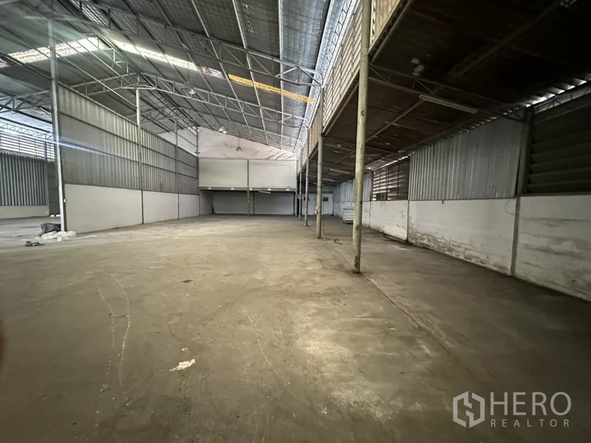 Warehouse for rent in Suan Luang, Bangkok - Large clear area under a high roof suitable for racking and staging.
