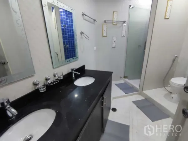 คอนโด ให้เช่าในKhlong Toei, Bangkok - ห้องน้ำสไตล์โมเดิร์น มีอ่างล้างหน้าแบบคู่ ฝักบัวกั้นกระจก และโถสุขภัณฑ์