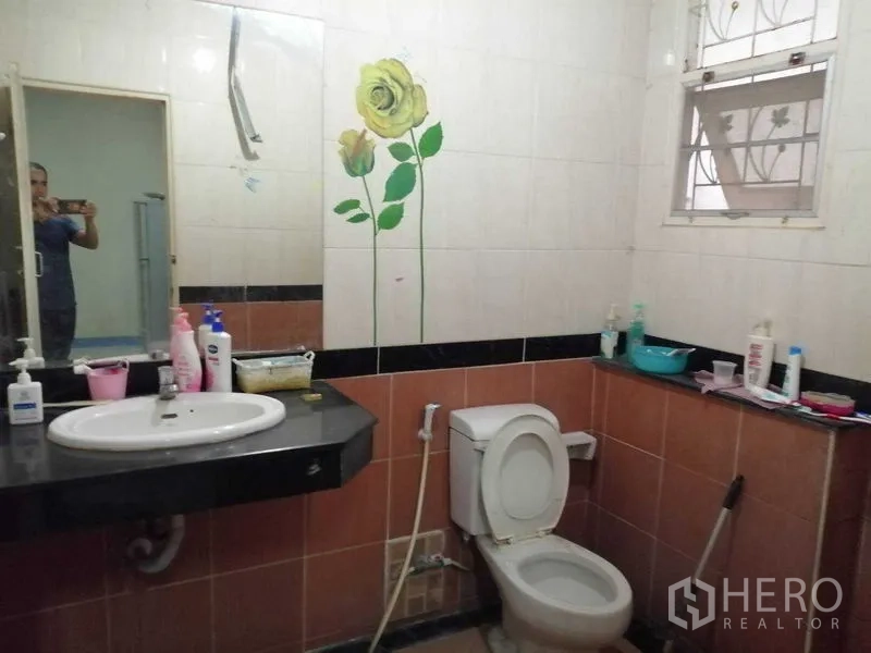 บ้าน ขายในPrawet, Bangkok - ห้องน้ำปูกระเบื้อง เคาน์เตอร์อ่างล้างหน้าและชักโครก พร้อมวอลล์อาร์ตลายดอกไม้