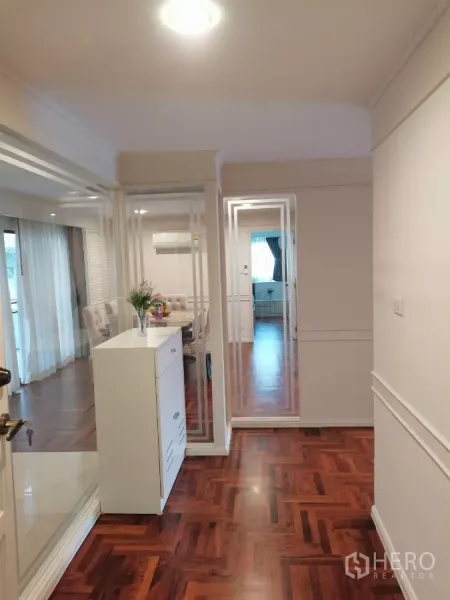 อพาร์ทเมนท์ ให้เช่าในWatthana, Bangkok - โถงทางเข้ามีกระจกบานใหญ่แบบกั้นห้อง มองเห็นพื้นที่ทานอาหารและห้องนอน