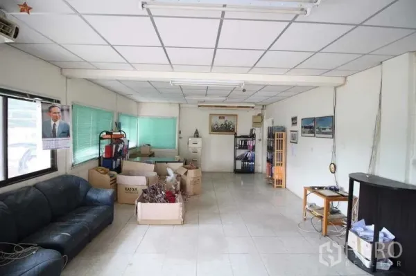 คลังสินค้า ขายในPhanat Nikhom, Chon Buri - ห้องออฟฟิศในโกดัง พื้นกระเบื้อง หน้าต่าง และกล่องเก็บของ