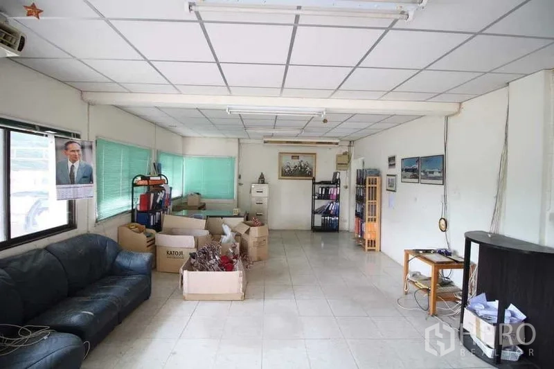 คลังสินค้า ขายในPhanat Nikhom, Chon Buri - ห้องออฟฟิศในโกดัง พื้นกระเบื้อง หน้าต่าง และกล่องเก็บของ