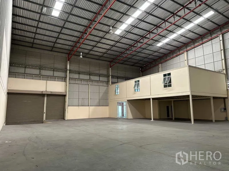 โรงงาน ให้เช่าในBang Phli, Samut Prakan - พื้นโรงงานกว้าง ไฟส่องสว่างสูง พร้อมประตูม้วนหลายบานและชั้นลอยสำนักงาน