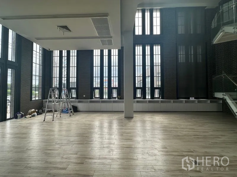 พื้นที่ขายปลีก ให้เช่าในBang Phli, Samut Prakan - เอเทรียมเพดานสูง หน้าต่างแนวตั้ง และพื้นลายไม้รับแสงธรรมชาติ