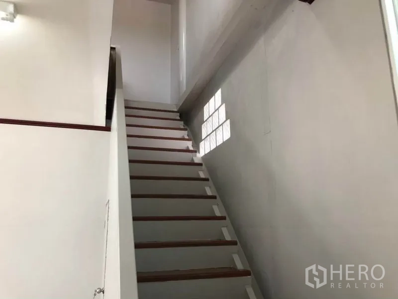 โรงงาน ให้เช่าในMueang Samut Sakhon, Samut Sakhon - บันไดขึ้นชั้นลอยหรือออฟฟิศ พร้อมช่องแสงบล็อกแก้ว