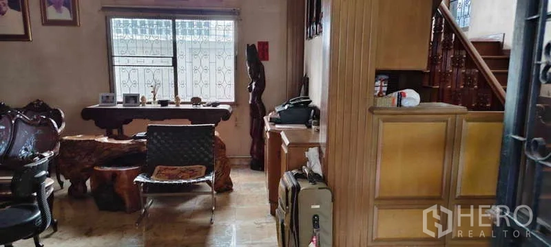 บ้าน ขายในPhra Khanong, Bangkok - มุมหน้าต่าง โต๊ะไม้ และบันไดข้างตู้บิลท์อิน