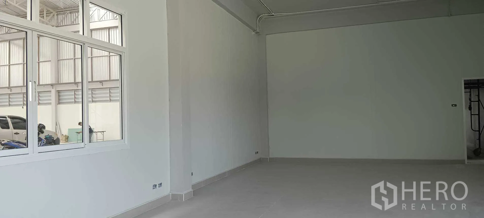 货栈 出租或出售在Lam Luk Ka, Pathum Thani - 明亮的办公室，瓷砖地面，窗户可眺望仓库。