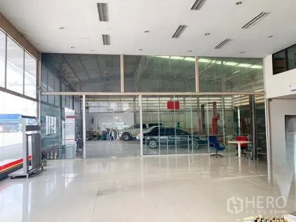 คลังสินค้า ให้เช่าในBang Khen, Bangkok - โถงกระจกเชื่อมเข้าสู่โซนเวิร์กช็อปด้านหลัง มีอุปกรณ์ให้บริการรถยนต์และที่จอดภายใน