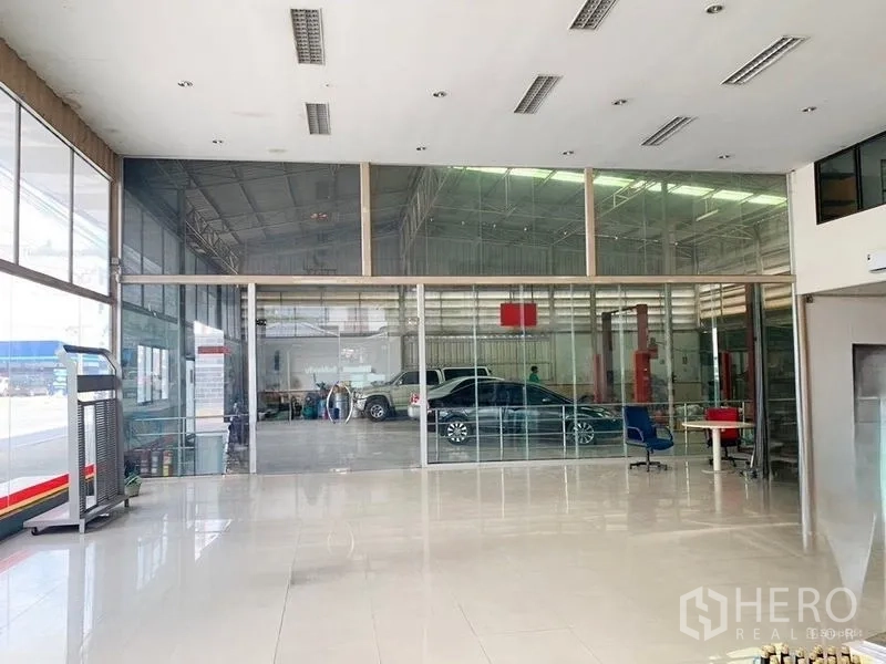 คลังสินค้า ให้เช่าในBang Khen, Bangkok - โถงกระจกเชื่อมเข้าสู่โซนเวิร์กช็อปด้านหลัง มีอุปกรณ์ให้บริการรถยนต์และที่จอดภายใน