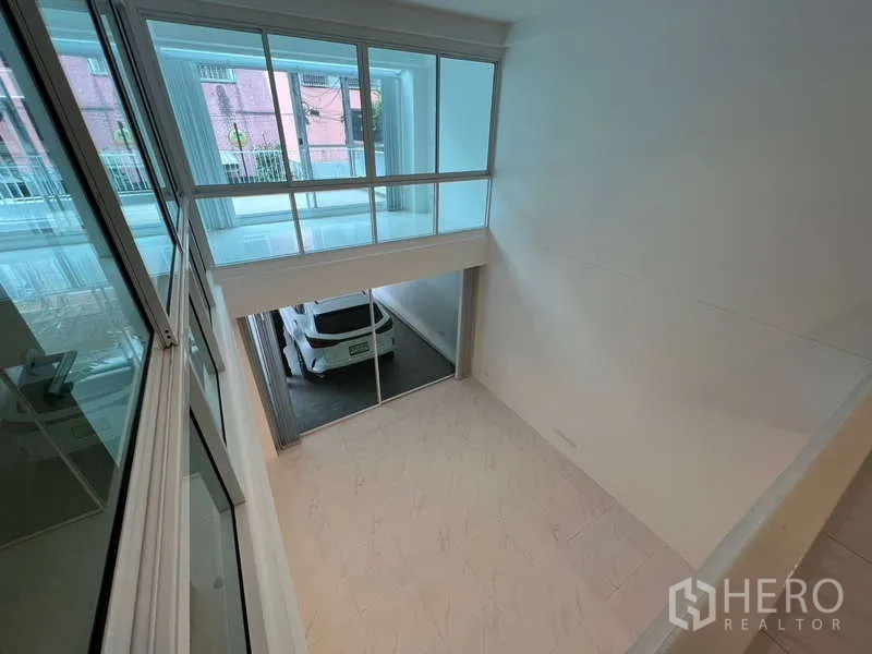 带办公室的家 出租在Khlong Toei, Bangkok - 从楼上俯瞰中庭与车位，玻璃墙通透明亮。