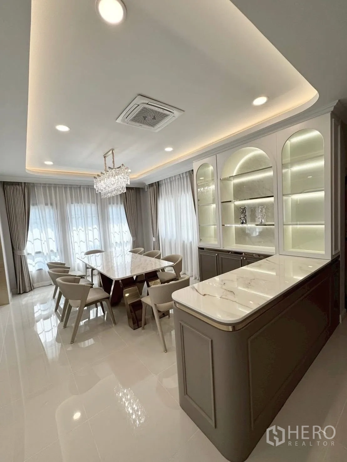 Detached House for rent in Bang Phli, Samut Prakan - Pantry and dining zone with backlit display cabinets and marble counter.