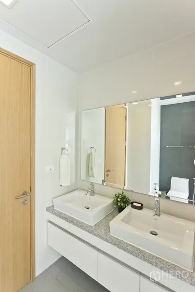 คอนโด ให้เช่าในKhlong Toei, Bangkok - ห้องน้ำพร้อมอ่างล้างหน้าคู่ กระจกบานใหญ่ และประตูไม้โทนอ่อน