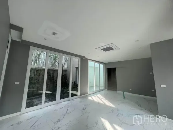 บ้าน ขายในYan Nawa, Bangkok - พื้นที่แฟมิลี่รูมสว่างไสว ประตูกระจกเต็มบานเปิดสู่คอร์ทยาร์ดส่วนตัว