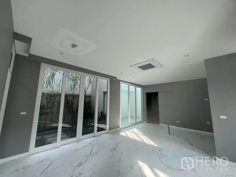 บ้าน ขายในYan Nawa, Bangkok - พื้นที่แฟมิลี่รูมสว่างไสว ประตูกระจกเต็มบานเปิดสู่คอร์ทยาร์ดส่วนตัว