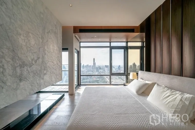 公寓 出售在Ratchathewi, Bangkok - 主卧设特征大理石墙与特大床，落地窗框出全景城市景观。