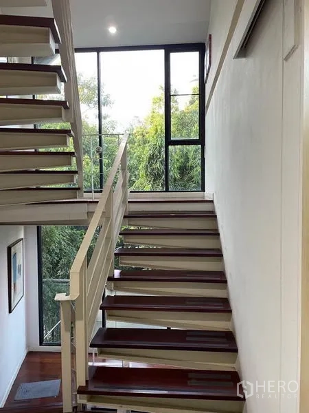 Office Space for rent in Khlong Toei, Bangkok - Bright stairwell with large floor-to-ceiling window and greenery view.