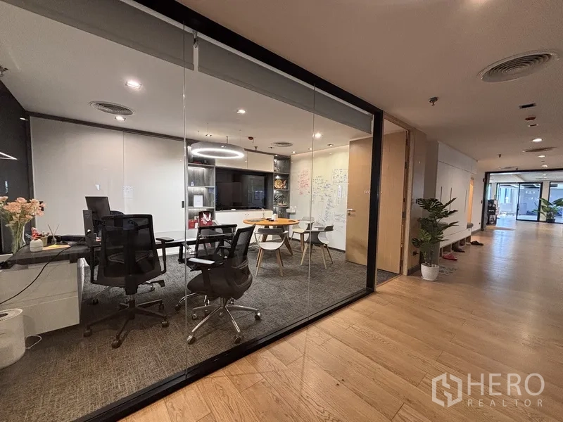 办公室 for rent in Bang Rak, Bangkok - 玻璃围合办公室，设工位、电视与白板墙。