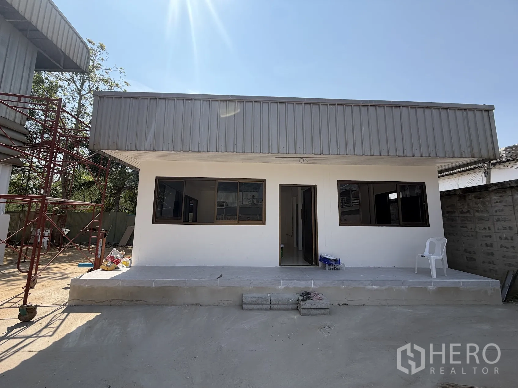 Factory for rent in Bang Sao Thong, Samut Prakan - Single-storey office building with windows and a small front terrace next to the factory yard.