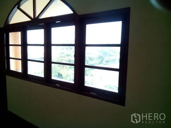 อาคารพาณิชย์ ให้เช่าในPhra Khanong, Bangkok - ชุดหน้าต่างกรอบไม้พร้อมช่องโค้งรับแสงธรรมชาติ